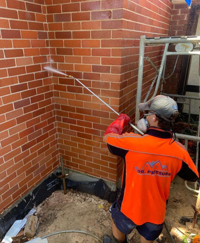 Mortar Spatter Eliminated. The Dr Pressure team provided an Acid Wash to Brick Clean a freshly laid wall for @nwm_constructions last week. Check out this satisfying finish!